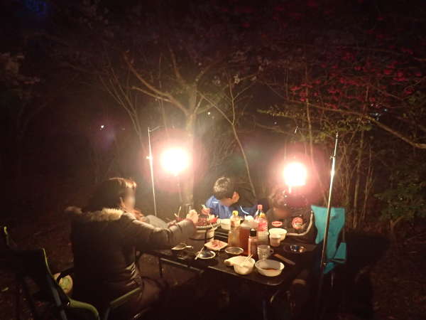 キャンプテーブルは、ファミリーキャンプの雰囲気を作り上げる重要なアイテムの画像01