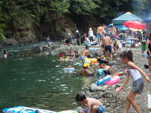 唐沢キャンプ場で川遊びの画像