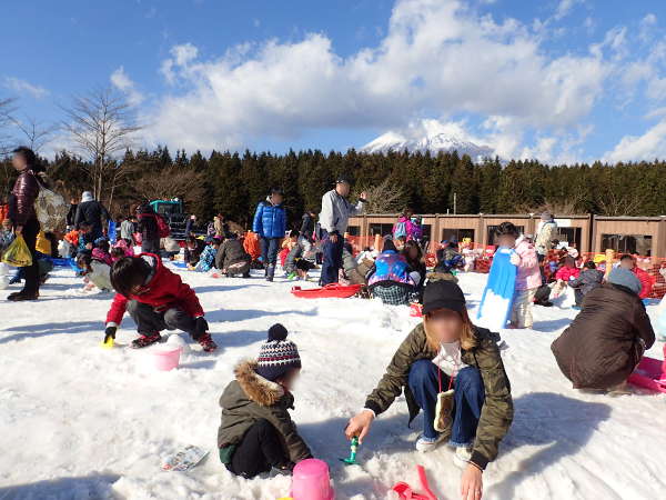 富士山子どもの国「雪の丘」雪遊び広場の画像01