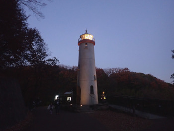 夕暮れ時の灯台