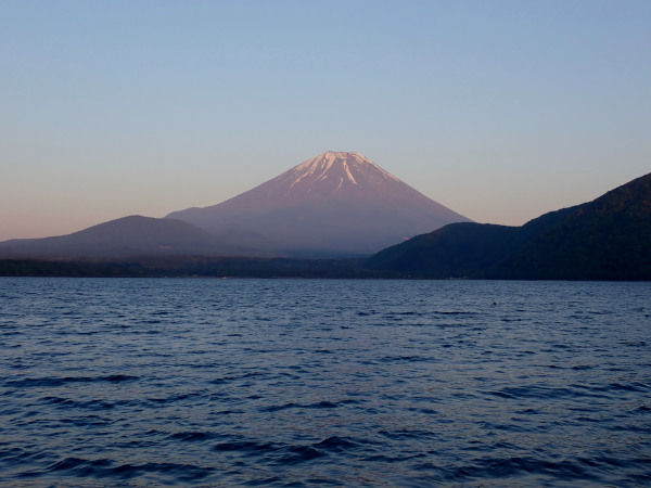 サイトから見る夕方の富士山と本栖湖