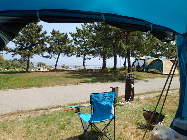 能登島　松島オートキャンプ場の３３番サイトから見る日本海の景色