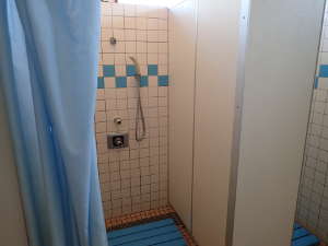 清潔に管理されている無料温水シャワー室