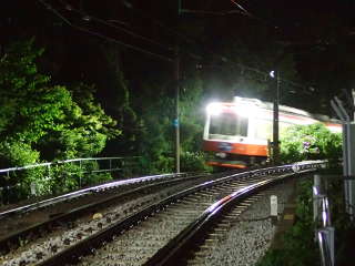 夜の大平台駅付近と登山電車の画像16