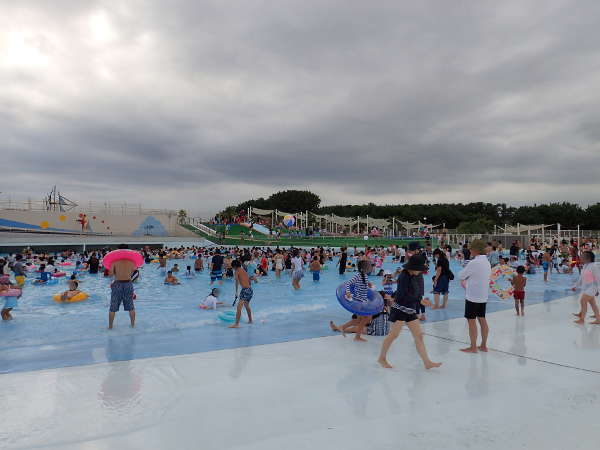 県立辻堂海浜公園ジャンボプールの「波のでるプール」（2017/08/13：曇り）の画像01