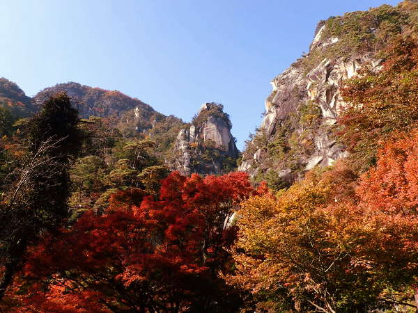 紅葉時の覚円峰と天狗岩（2017/11/10）画像01