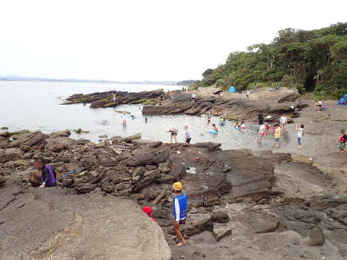 沖ノ島：②北の入り江の全景（2015/08/13　大潮　曇り）