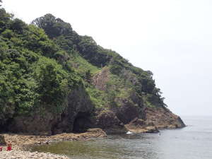 左岸ポイントの岩崖