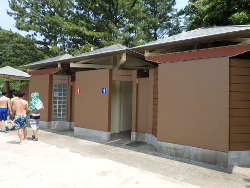 浮島海岸の公衆トイレ