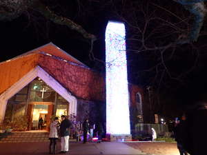 七色のLEDで光輝く教会前の光の柱の画像23