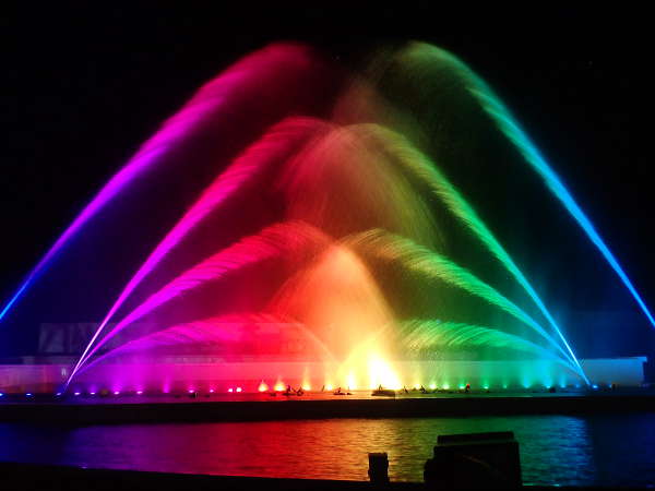 七色の虹色イルミネーションライトが噴水ショーを盛り上げるの画像49