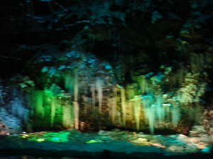 夏を現す天然氷柱のグリーン照明(写真ボケ）の画像11