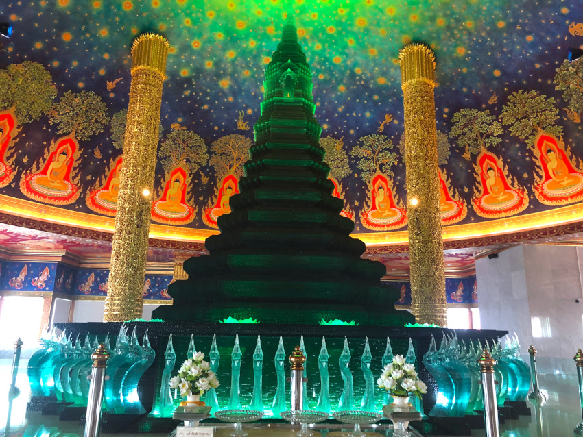 エメラルドの仏塔と天井画の画像01