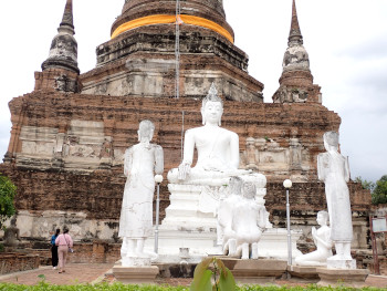 仏塔裏にある白い仏陀像