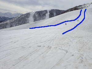 頂上からコースに入る急斜面の中級者コースの画像23