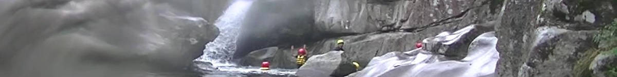 川遊び(5)：魚飛渓の天然すべり台