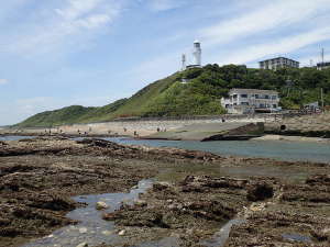 御前埼灯台と御前崎海岸の磯の画像02