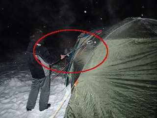 除雪ブラシでテントの雪を落とすの画像13