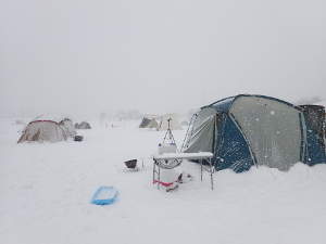 雪が降っている中での雪中キャンプの画像21