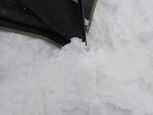 打ったペグの上に雪をかけ踏み固めるの画像29