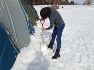 ペグの周りの雪をスコップで掻き出すの画像47