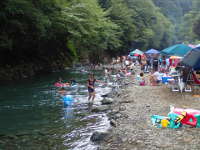 唐沢キャンプ場で川泳ぎ