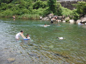 川で泳ぐ