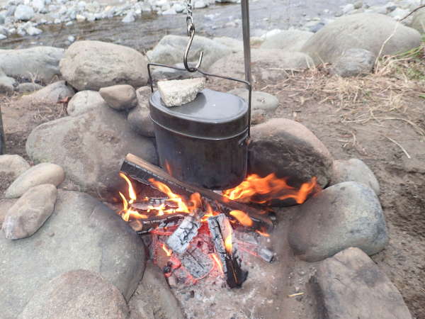 薪と飯ごうでご飯を炊くのはキャンプの象徴的存在（2016/03/21：青野原オートキャンプ場にて）の画像01