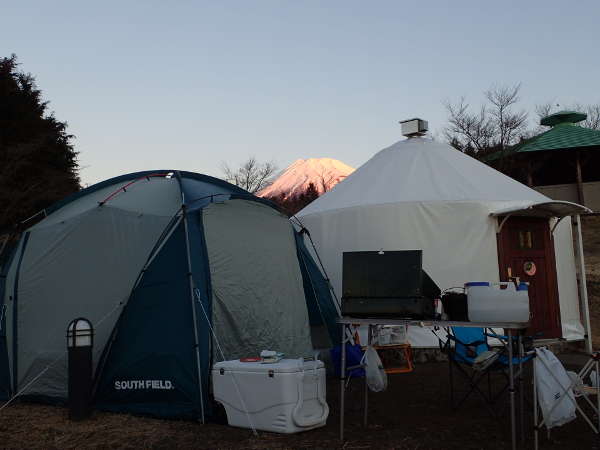 朝の富士山と富士山子どもの国のパオ（2017/01/02）の画像01