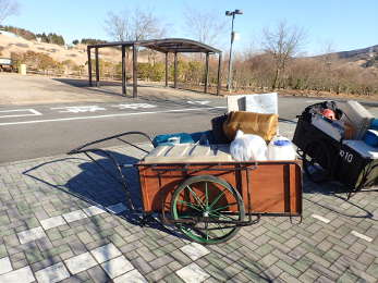 駐車場で荷物を積むの画像22