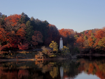湖の対岸から見た秋の灯台