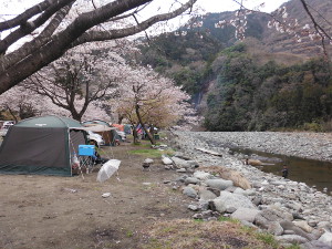 サイト前に川が流れる