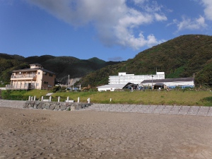 海岸から見たキャンプ場