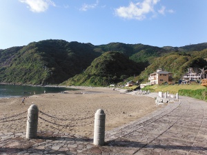 海岸の歩道と階段状の防波堤