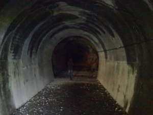 トンネル内は真っ暗