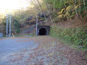 左側のトンネル入口