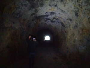 トンネル内は暗いが出口が見える