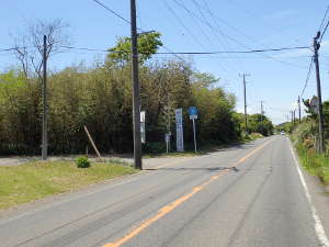 県道３０号から見た入口看板