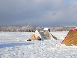 雪原の中での雪中キャンプ