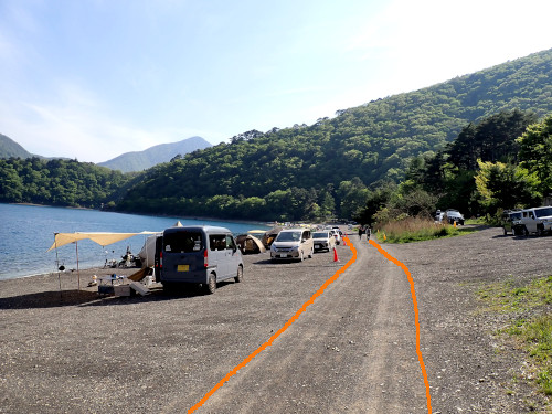 湖畔側の車道