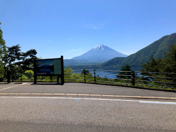 キャンプ場の上の道からの眺め