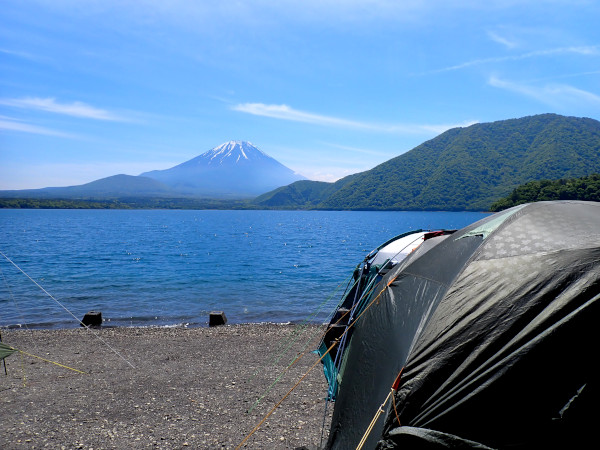 サイトから見る昼の富士山と本栖湖