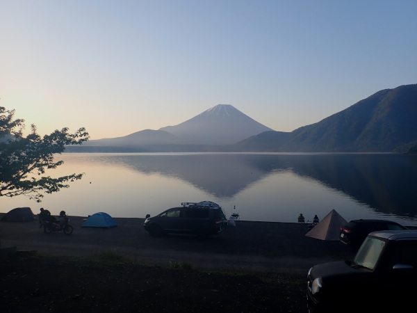 本栖湖に映る早朝の逆さ富士