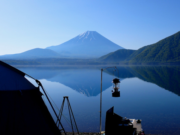 湖面にクッキリと映る逆さ富士