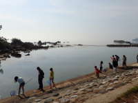 キャンプ場前の海は、子どもたちの海遊び場