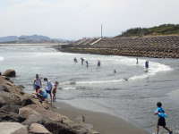 柳島海岸で海水浴