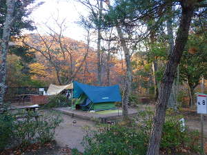 山に囲まれたキャンプサイト