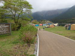 キャンプ場内の遊歩道