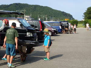 駐車場から荷物を運ぶ