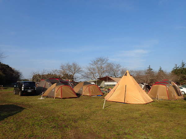 大きなテントが立ち並ぶ成田ゆめ牧場ファミリーオートキャンプ場(2017/04/01)